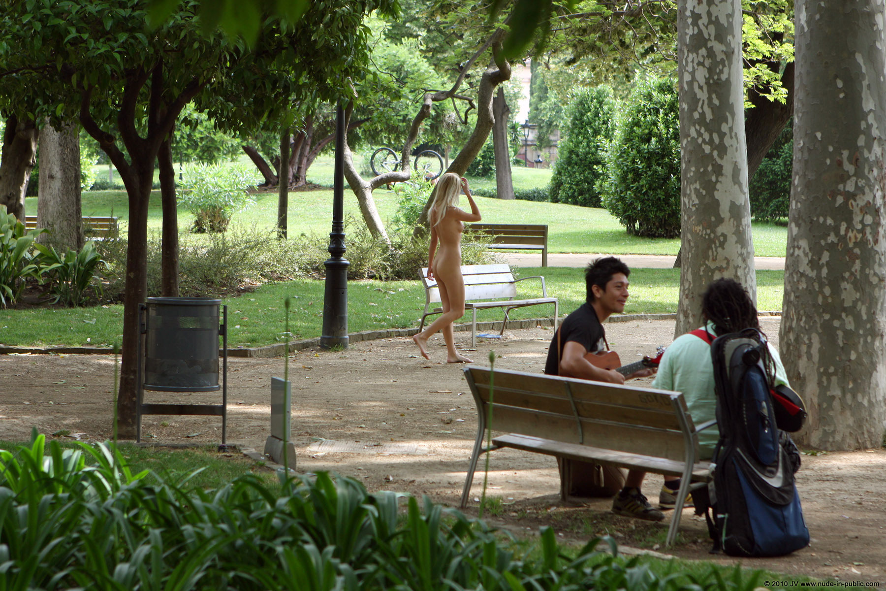 judita-blonde-naked-in-park-barcelona-public-07