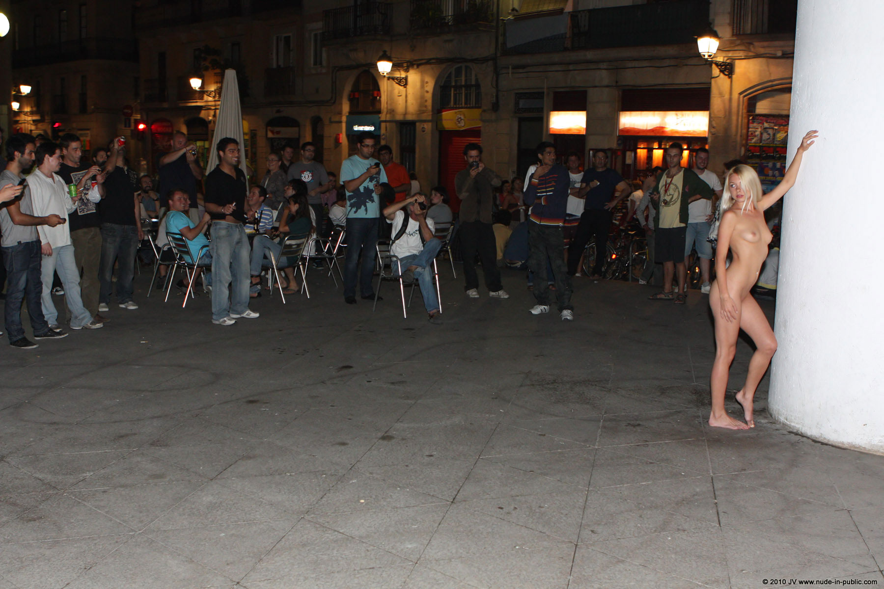 judita-night-barcelona-nude-public-03