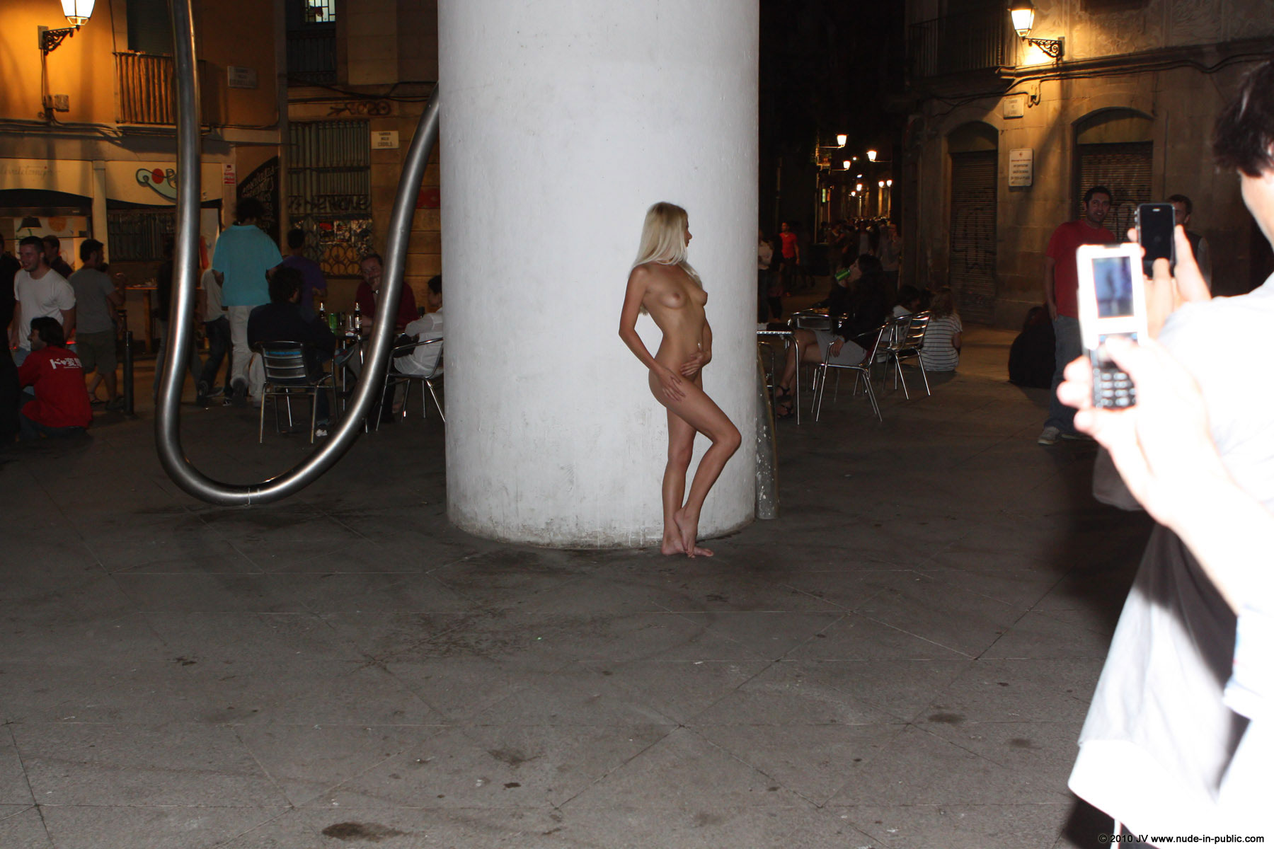 judita-night-barcelona-nude-public-04