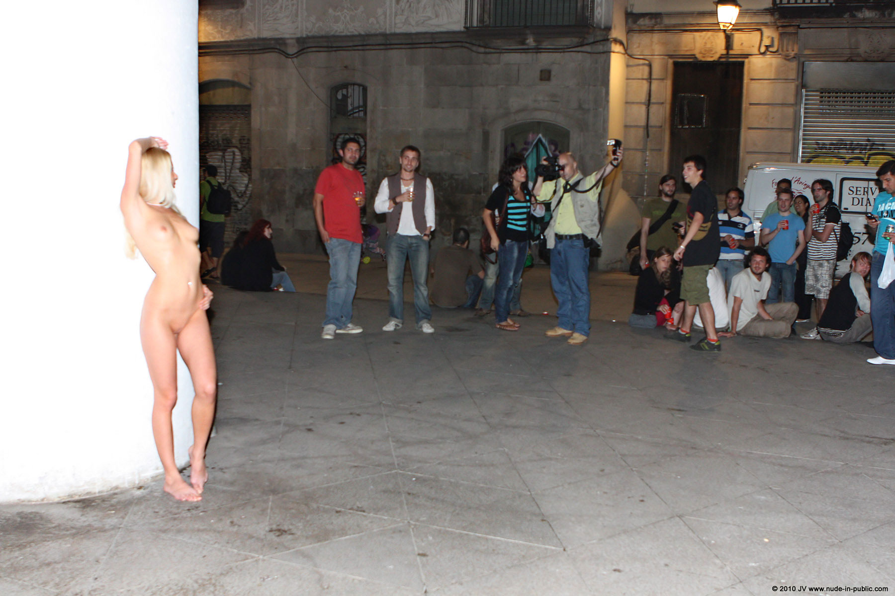 judita-night-barcelona-nude-public-05