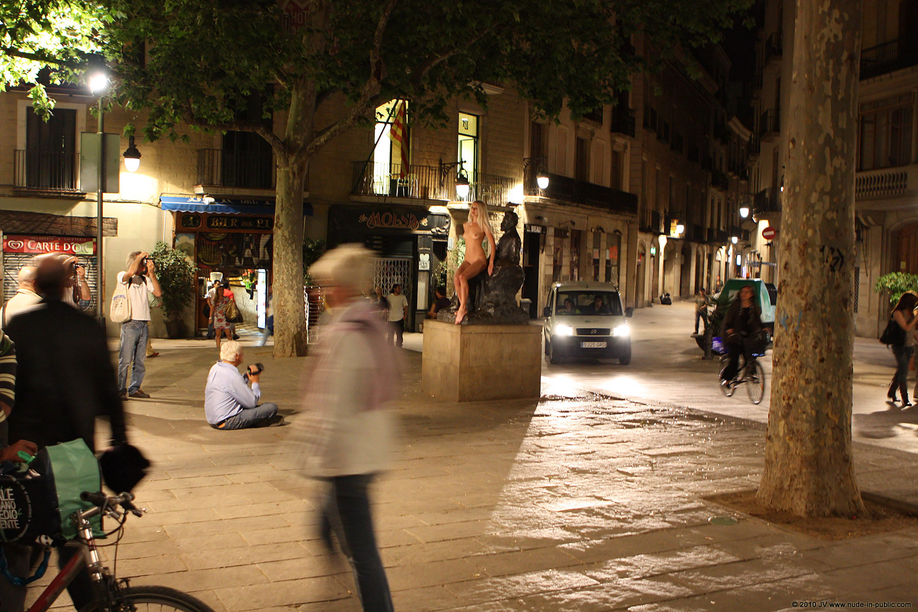 judita-night-barcelona-nude-public-18