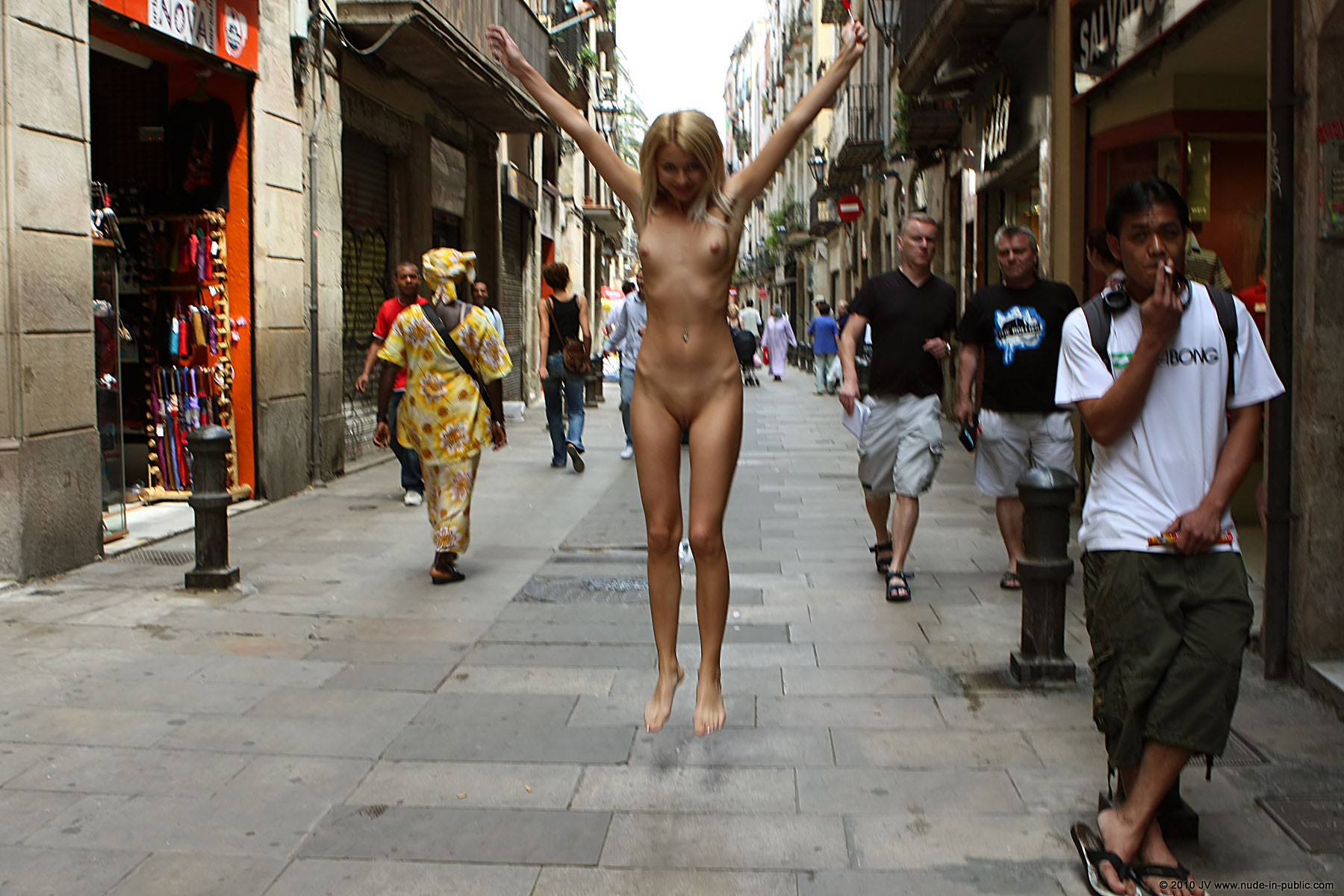 judita-nude-barcelona-public-11