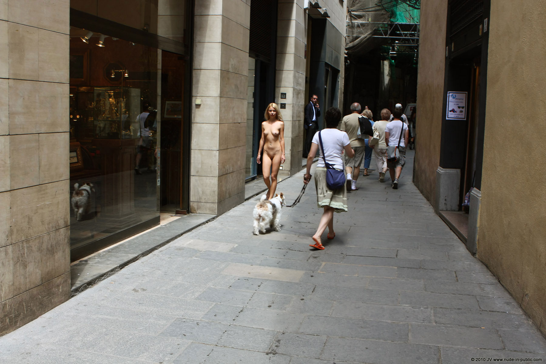 judita-nude-barcelona-public-13