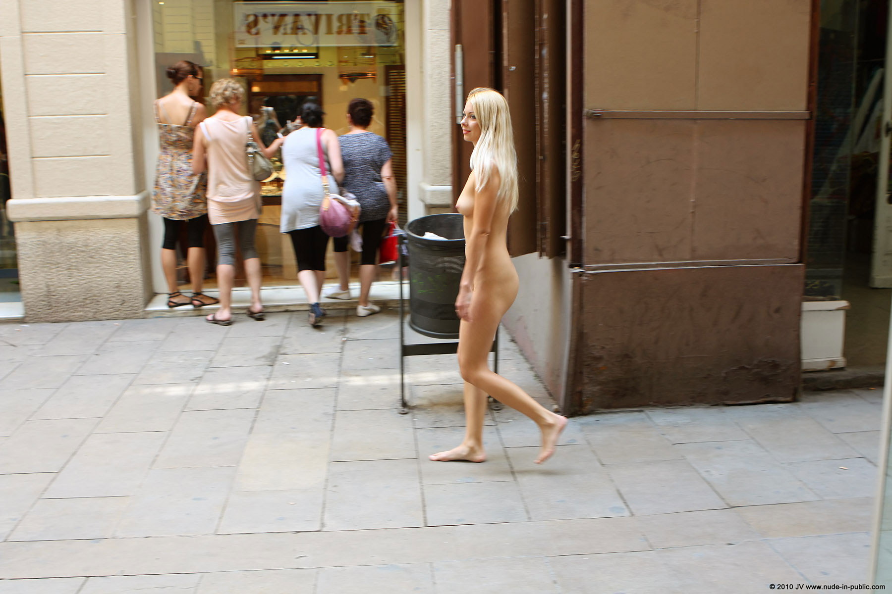 judita-nude-barcelona-public-18