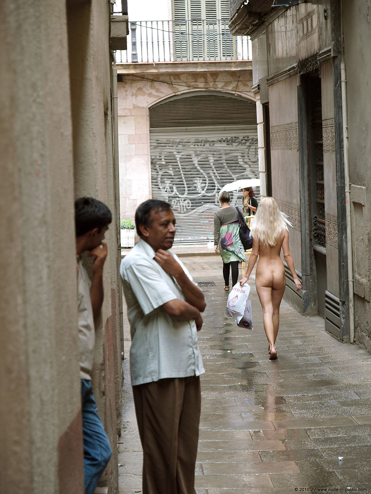 judita-shopping-nude-in-public-14