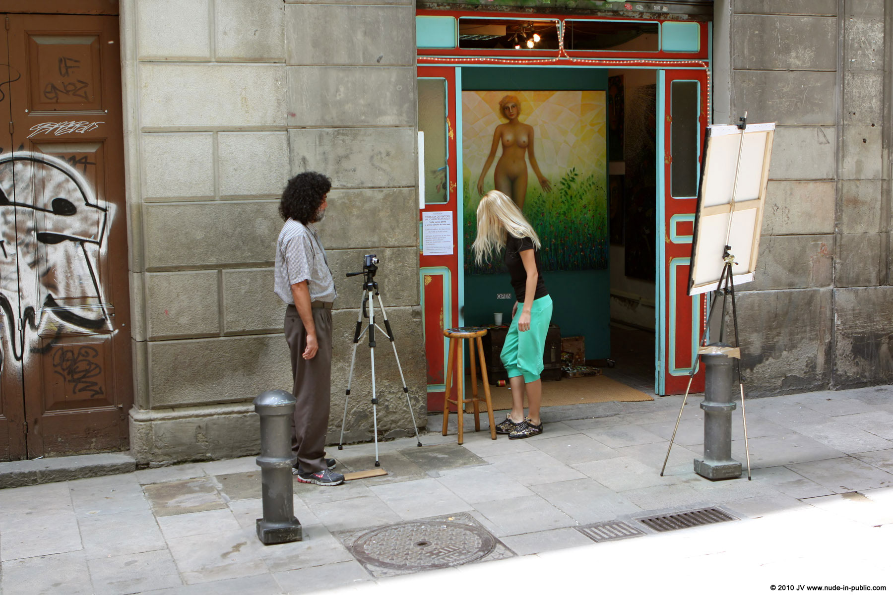 judita-street-painter-barcelona-nude-public-01