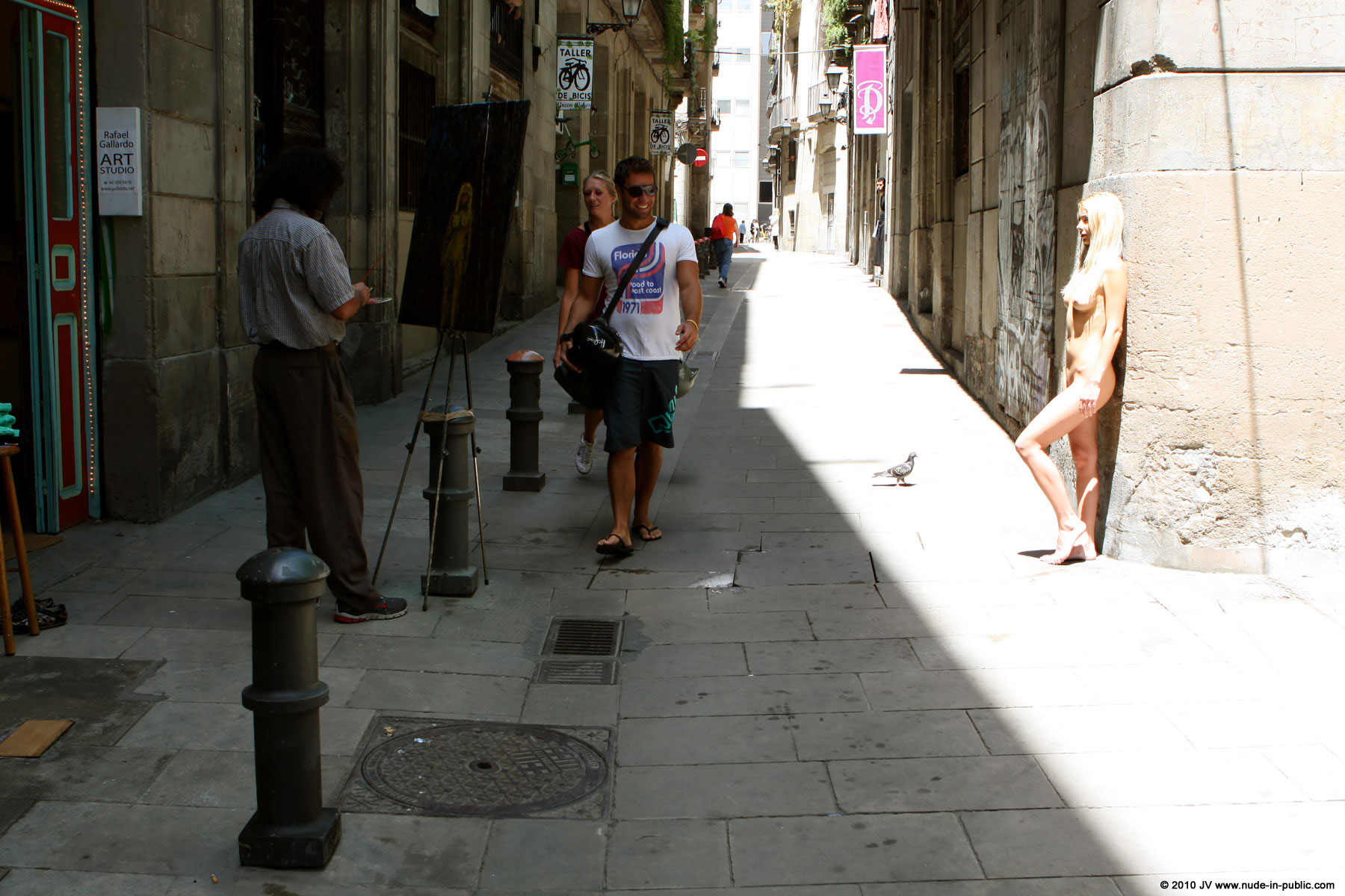 judita-street-painter-barcelona-nude-public-12