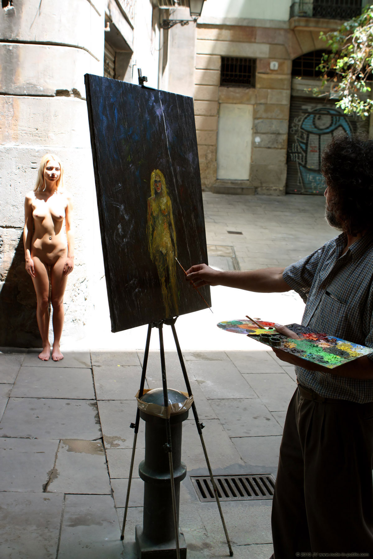 judita-street-painter-barcelona-nude-public-14
