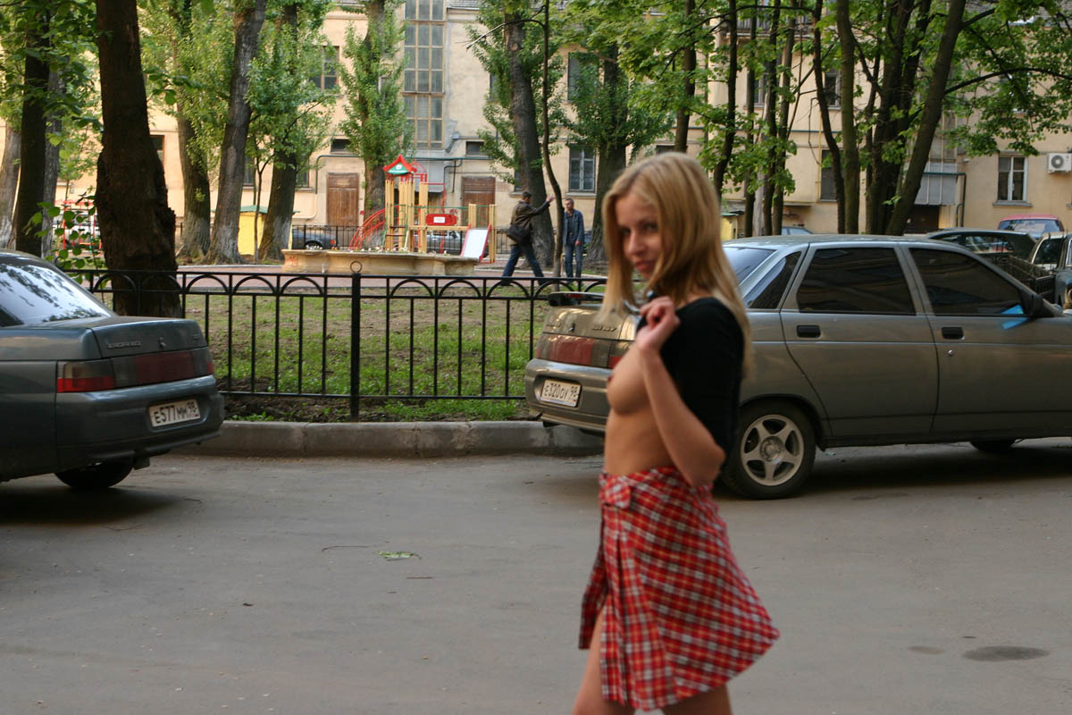 yuliya-flash-in-public-blonde-pussy-russia-10