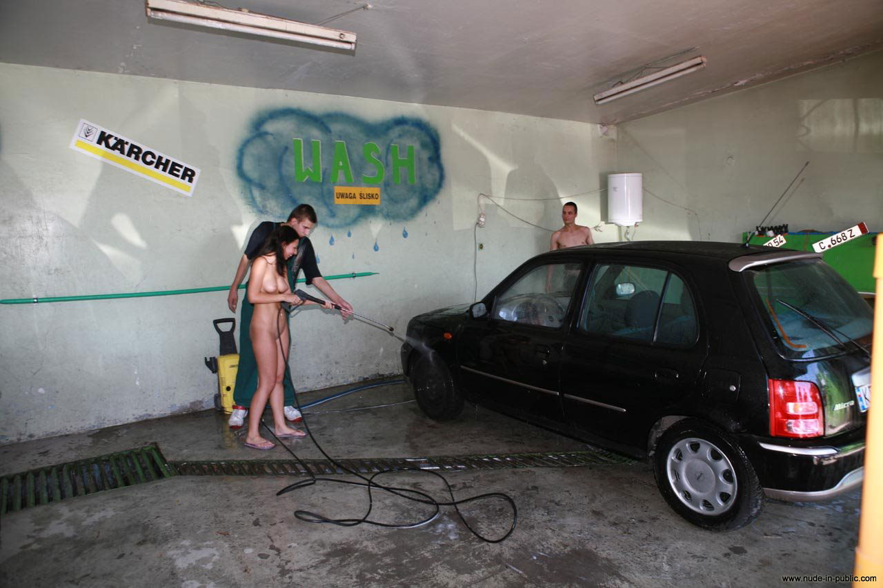 justyna-naked-car-wash-nude-in-public-03
