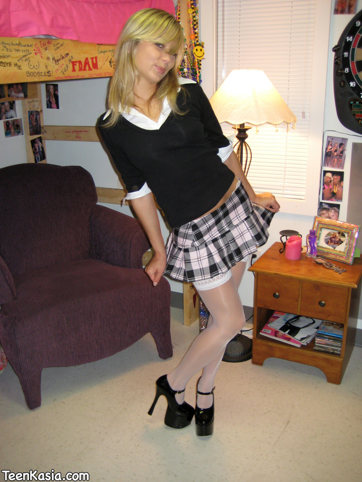 teen-kasia-white-stockings-schoolgirl-01