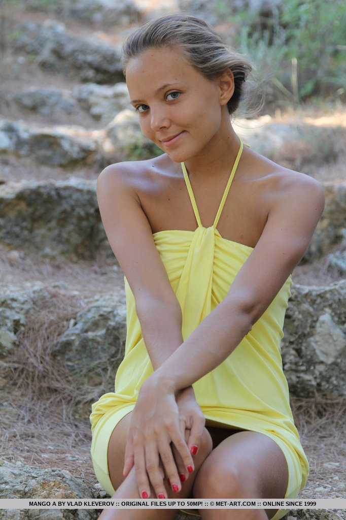 mango-a-outdoor-nude-yellow-dress-metart-01
