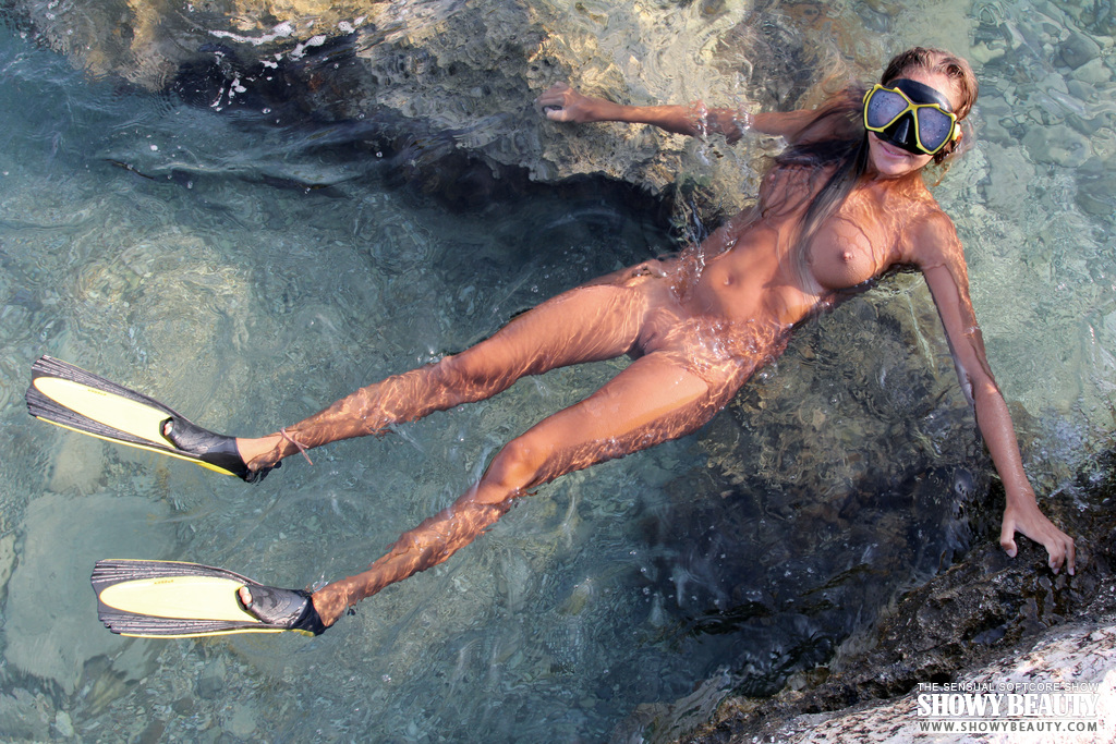 caramel-naked-girl-diver-seaside-showybeauty-07