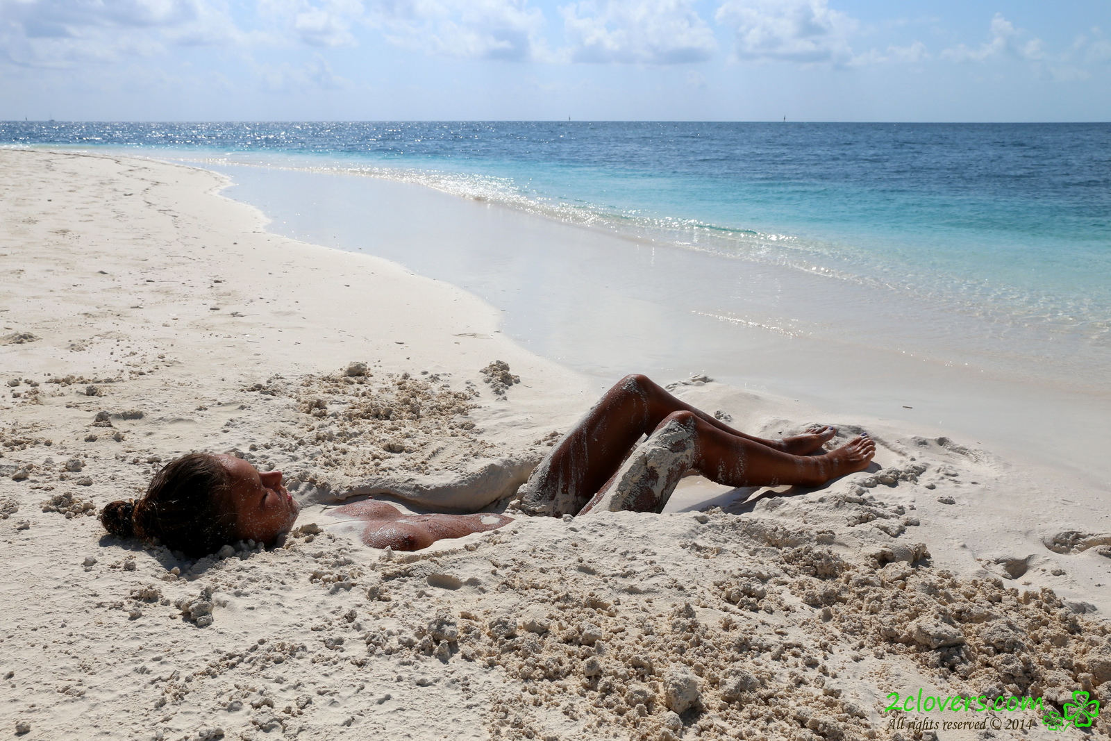katya-clover-naked-on-sirena-beach-seaside-2clovers-40