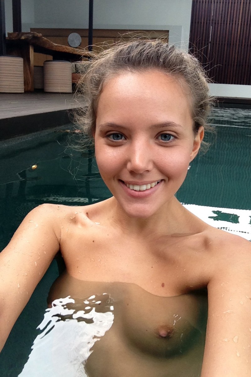 Teenager nackt selfie private Emily Ratajkowski