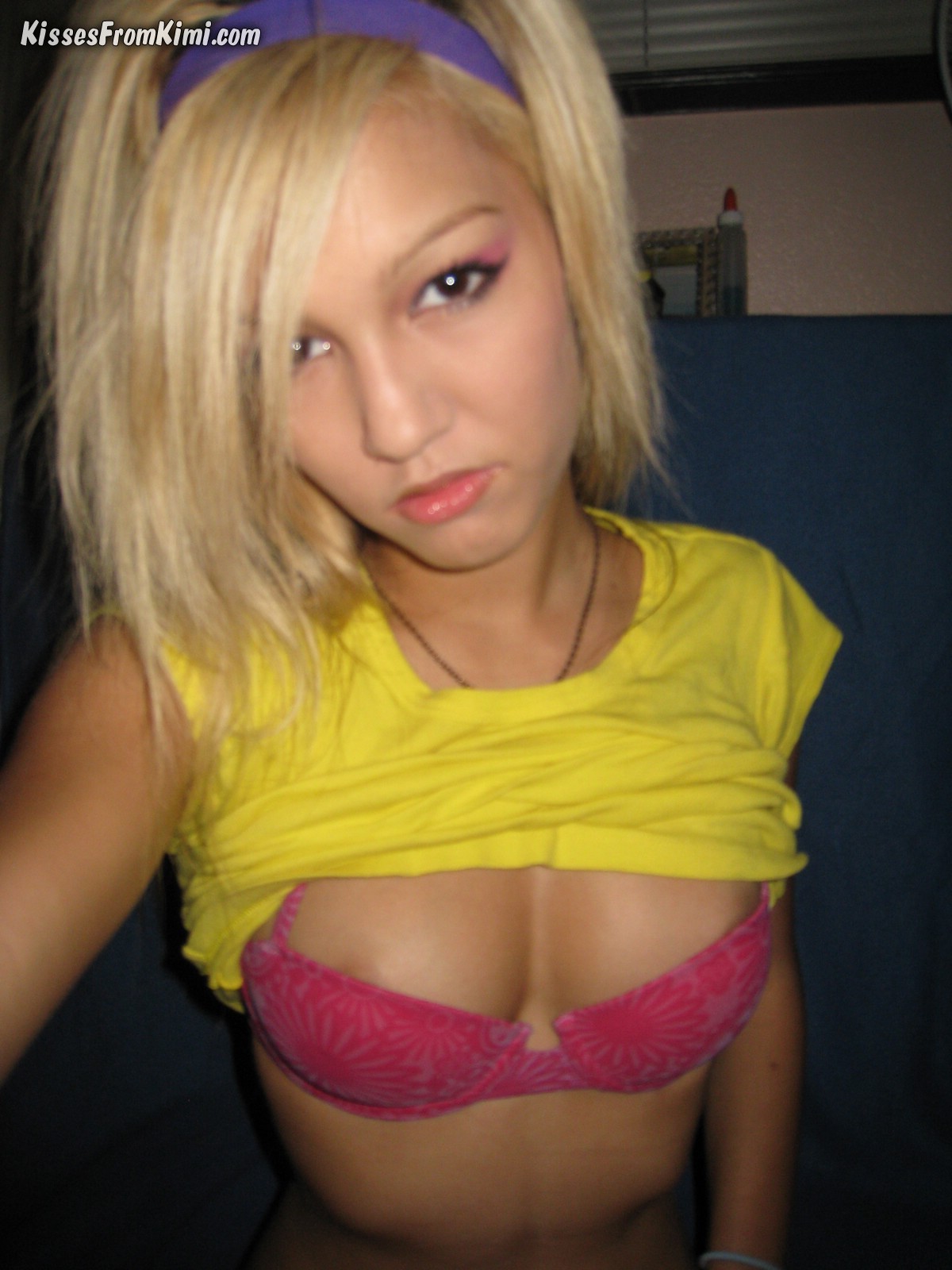 teen-blonde-naked-selfie-in-her-room-05