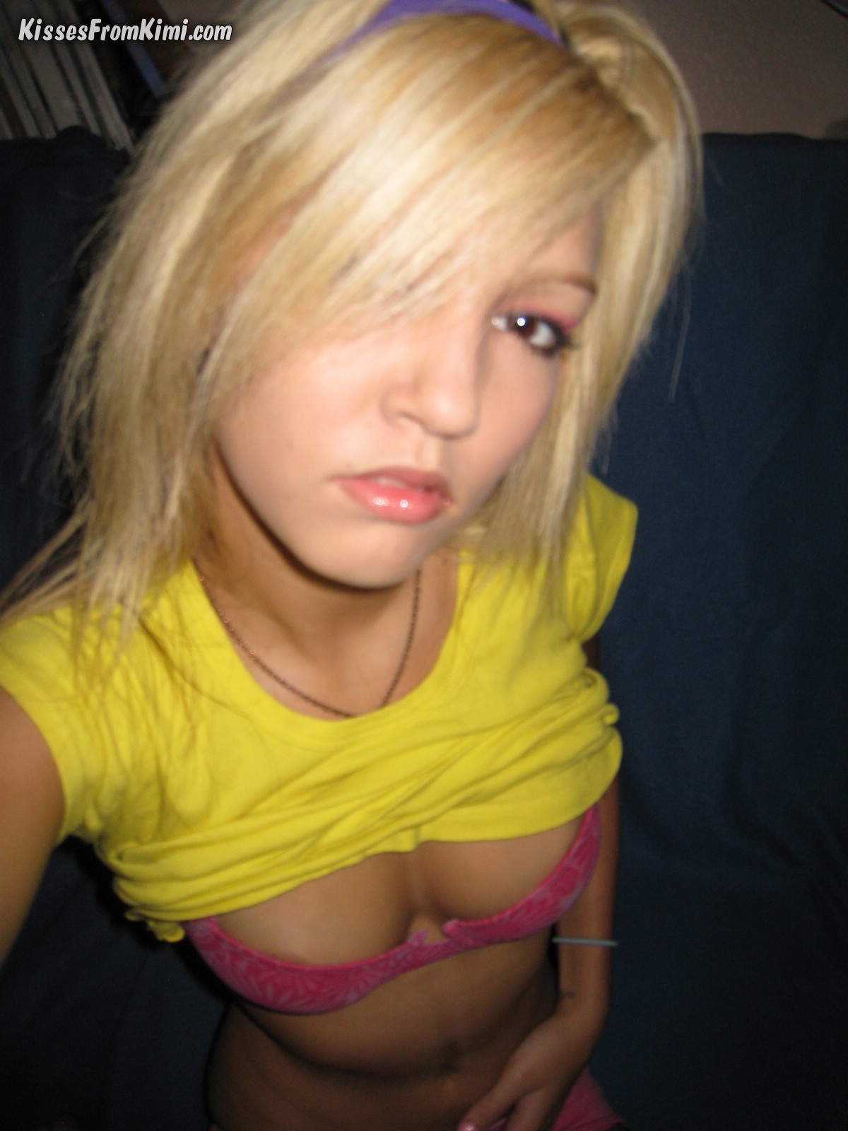 teen-blonde-naked-selfie-in-her-room-06