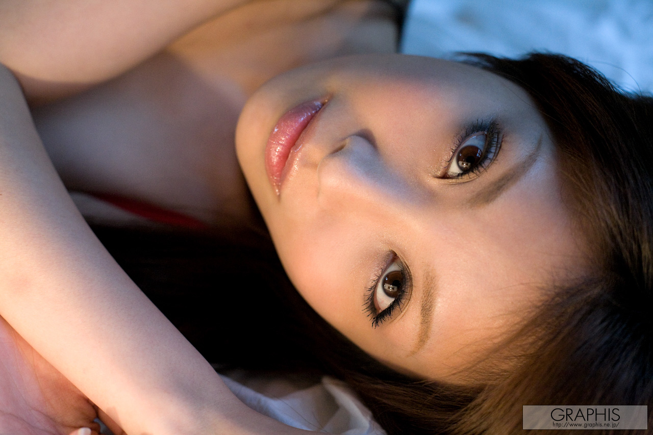 layla-amane-asian-naked-in-bedroom-graphis-02