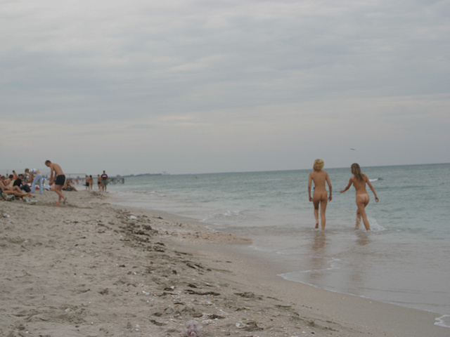 vika-y-lena-l-beach-nude-in-public-metart