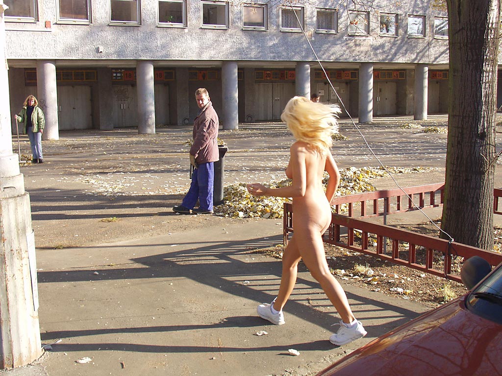 lenka-p-naked-in-public-blonde-tits-on-streets-02