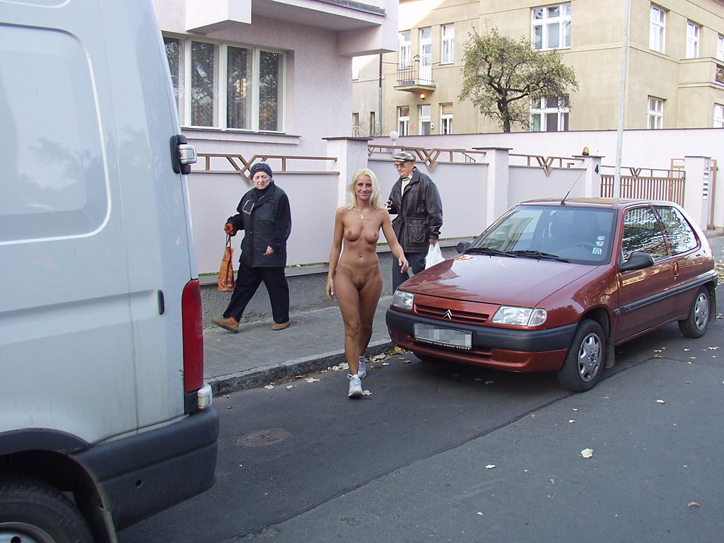 lenka-p-naked-in-public-blonde-tits-on-streets-13