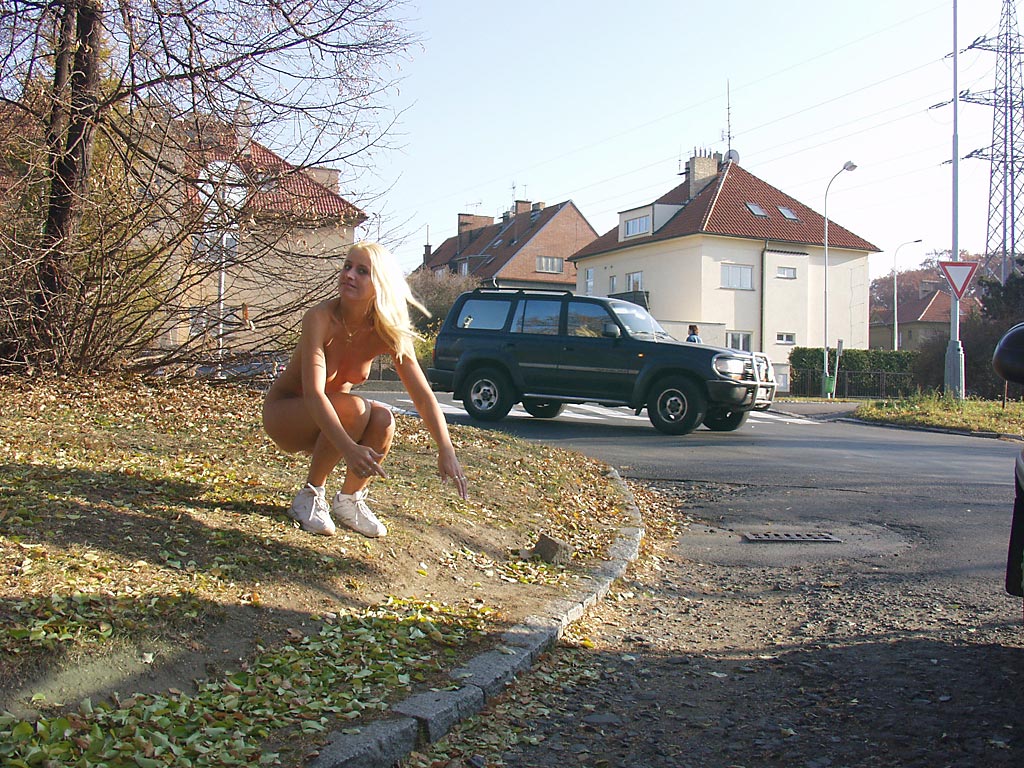 lenka-p-naked-in-public-blonde-tits-on-streets-15