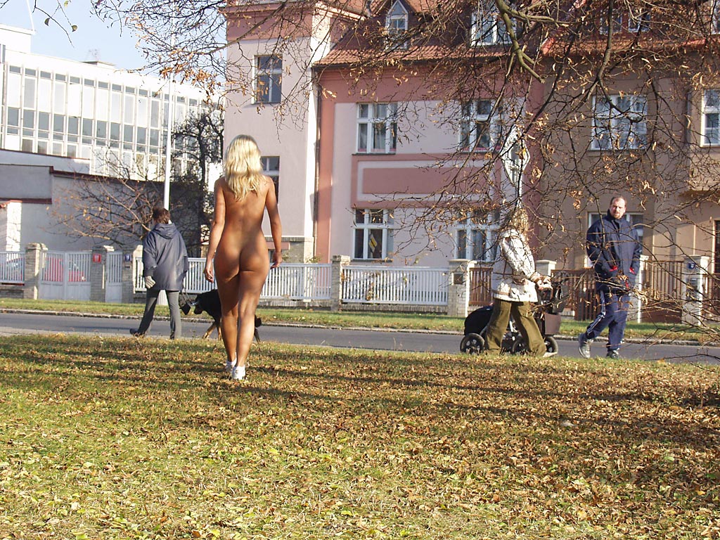 lenka-p-naked-in-public-blonde-tits-on-streets-18