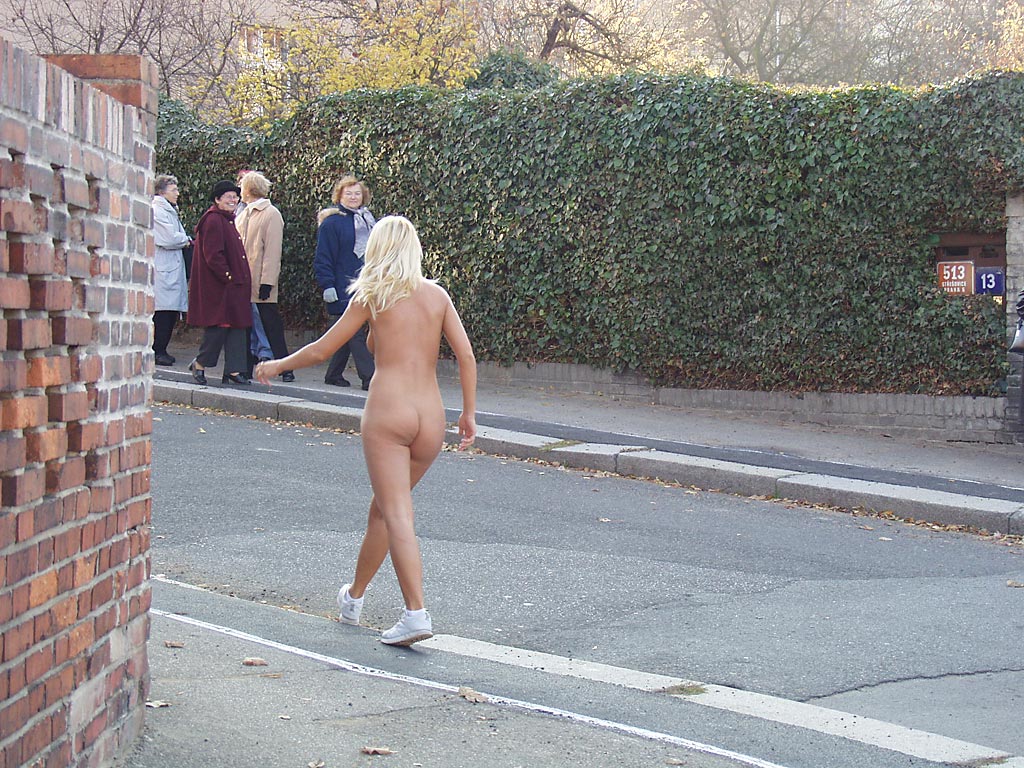 lenka-p-naked-in-public-blonde-tits-on-streets-20