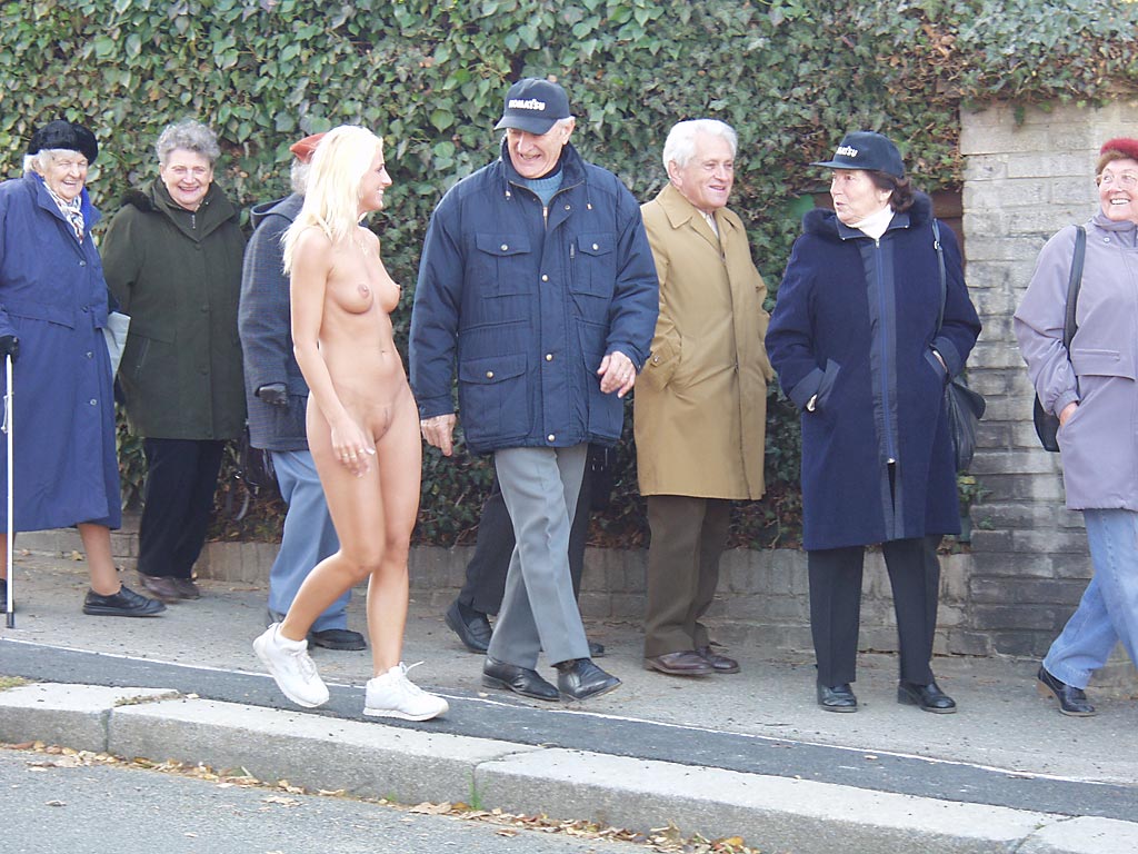lenka-p-naked-in-public-blonde-tits-on-streets-25
