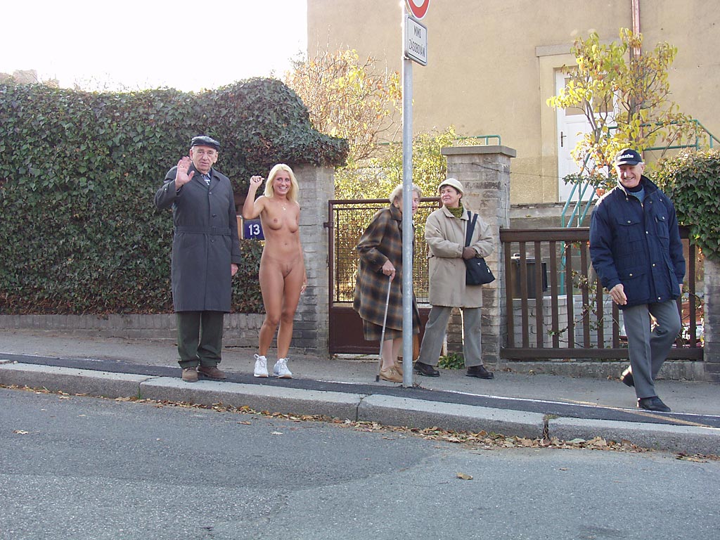 lenka-p-naked-in-public-blonde-tits-on-streets-29