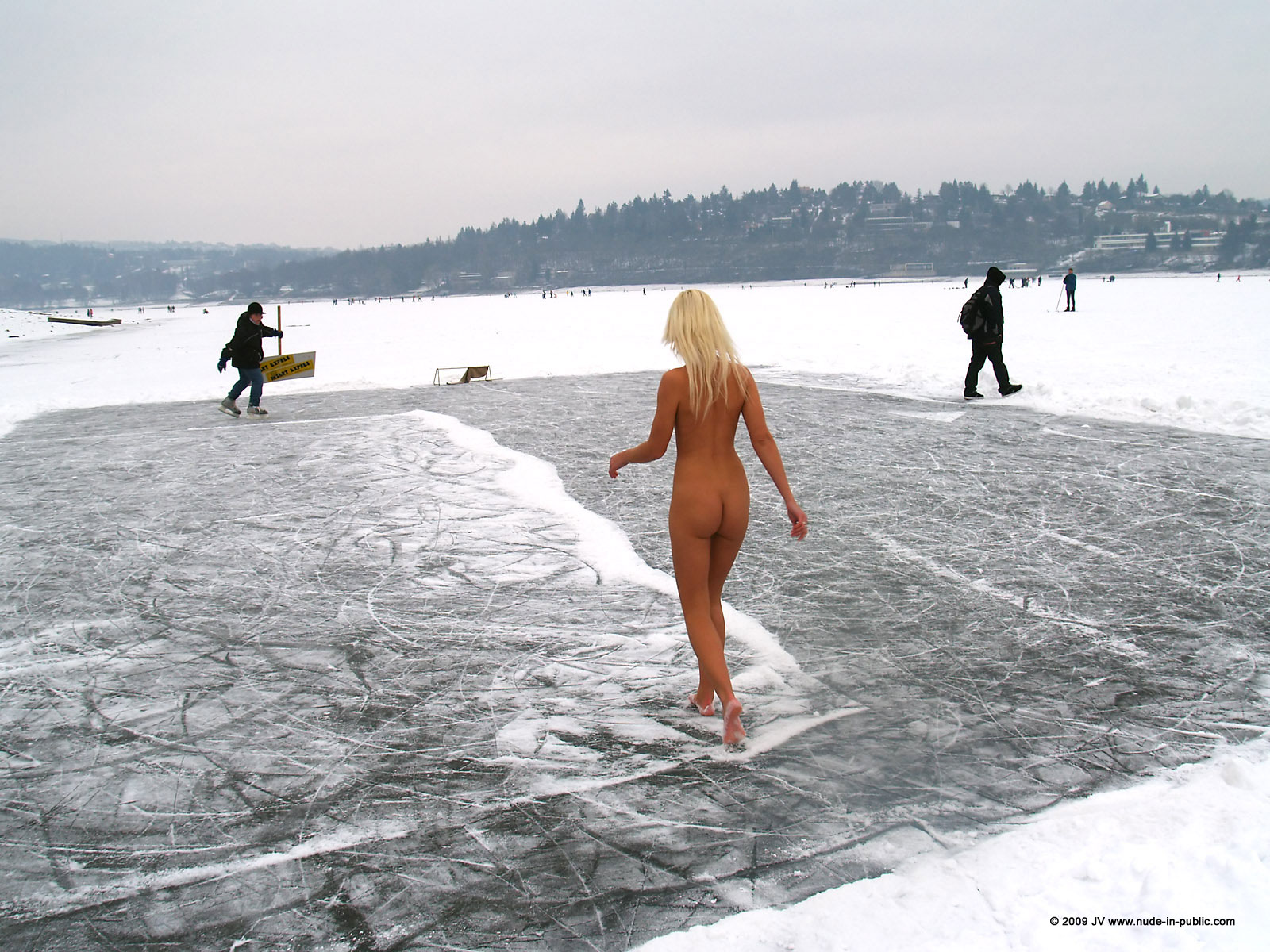 lola-winter-walk-naked-snow-blonde-nude-in-public-07