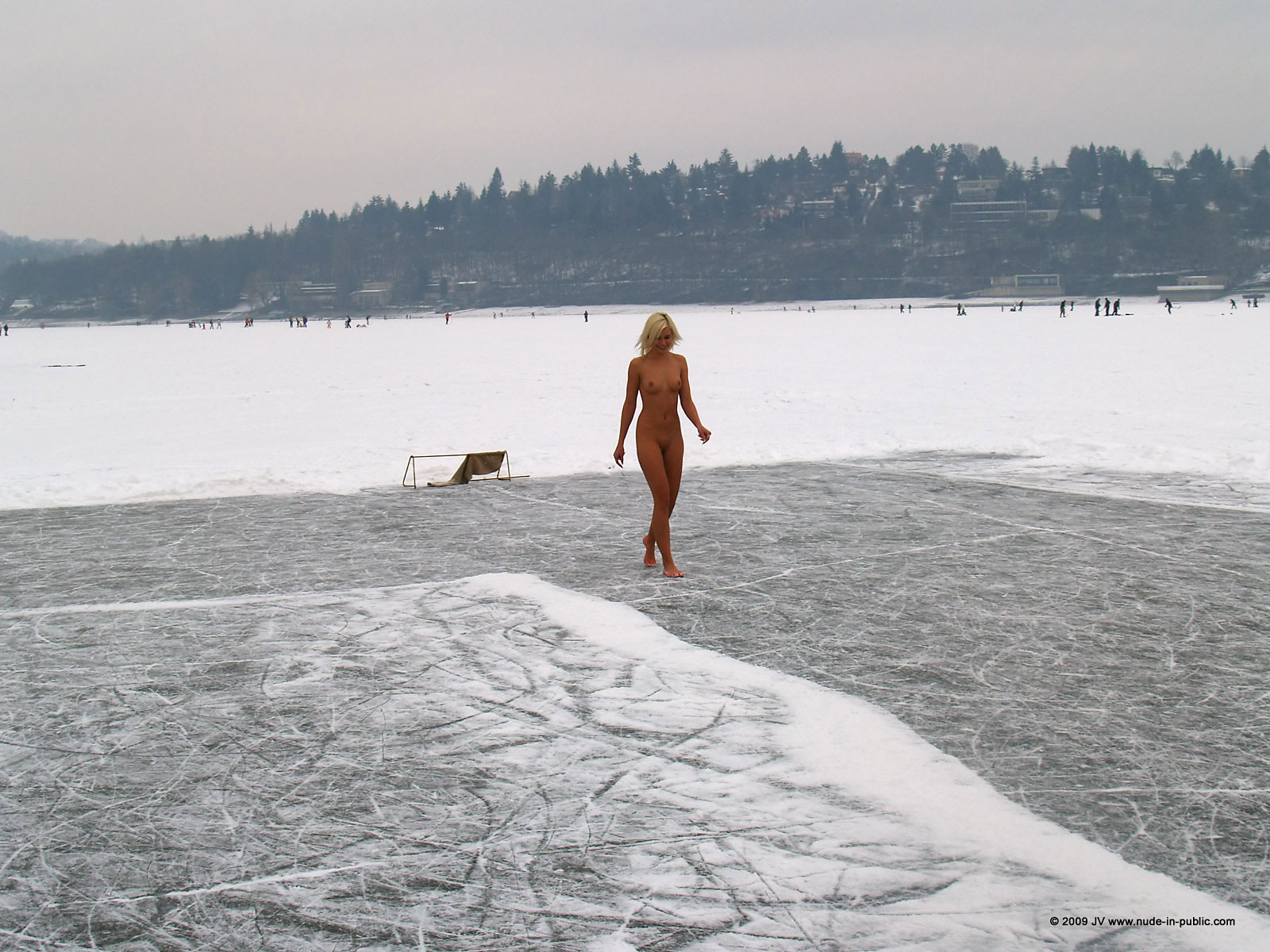 lola-winter-walk-naked-snow-blonde-nude-in-public-15