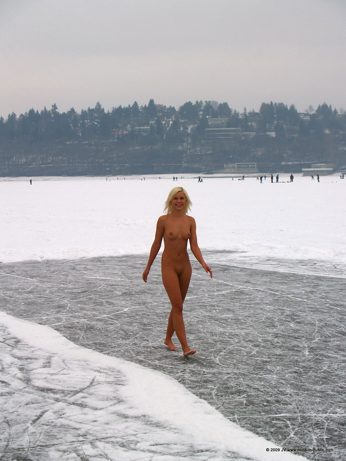 lola-winter-walk-naked-snow-blonde-nude-in-public-16