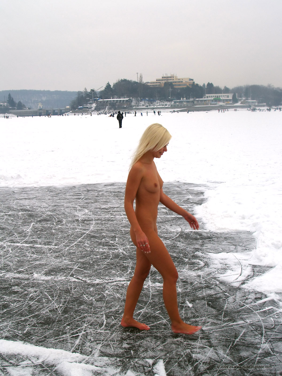 lola-winter-walk-naked-snow-blonde-nude-in-public-19