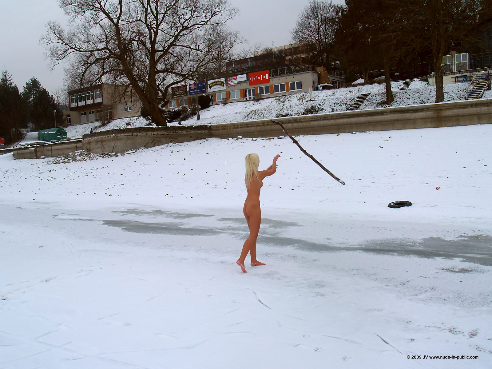 lola-winter-walk-naked-snow-blonde-nude-in-public-24
