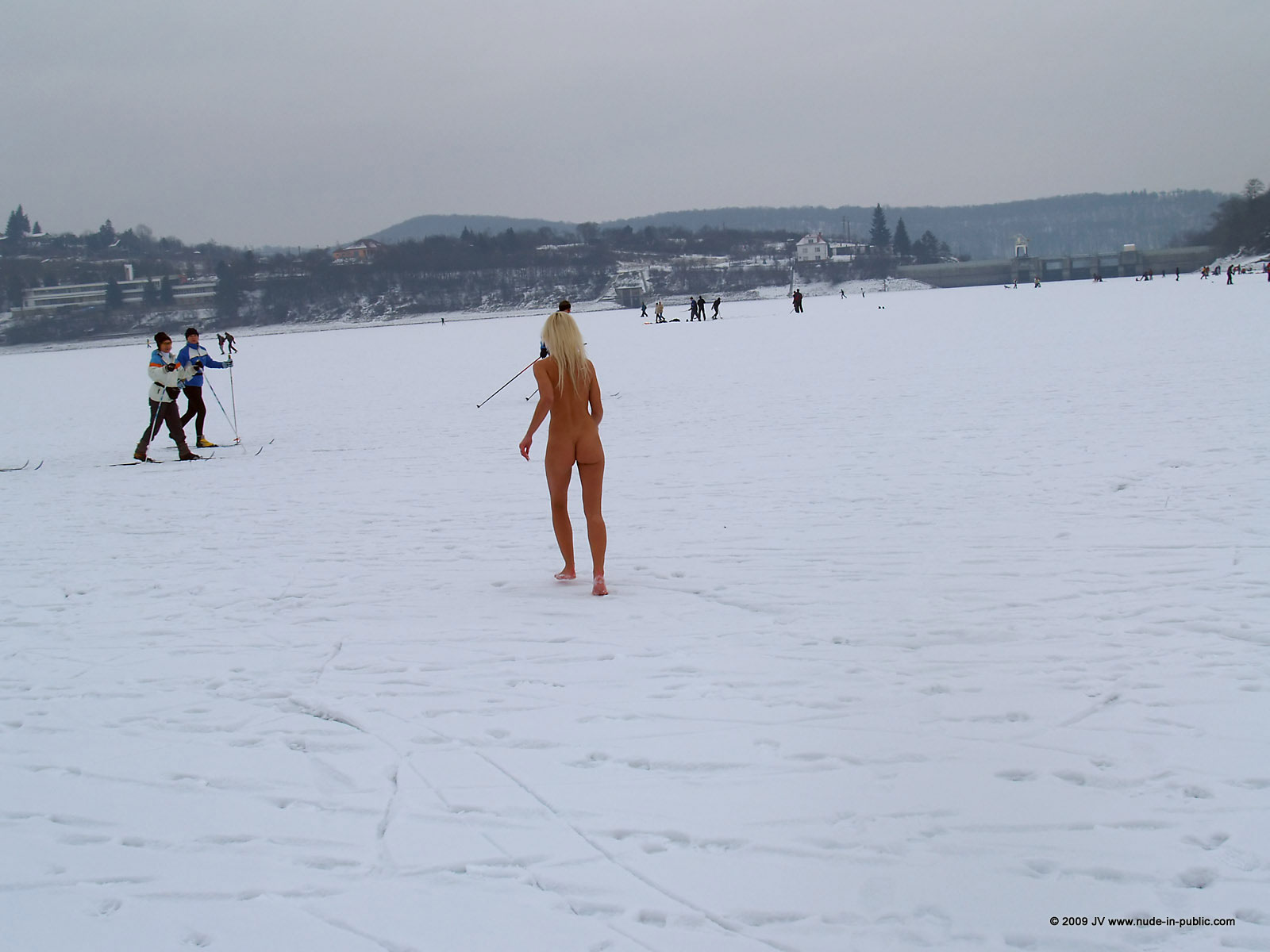lola-winter-walk-naked-snow-blonde-nude-in-public-27