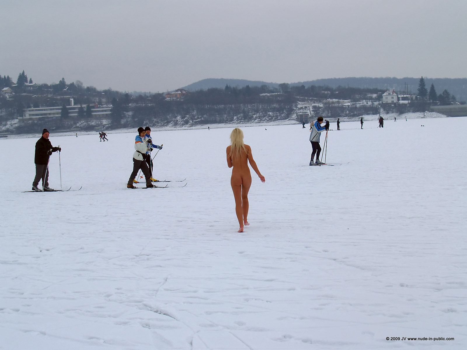 lola-winter-walk-naked-snow-blonde-nude-in-public-28