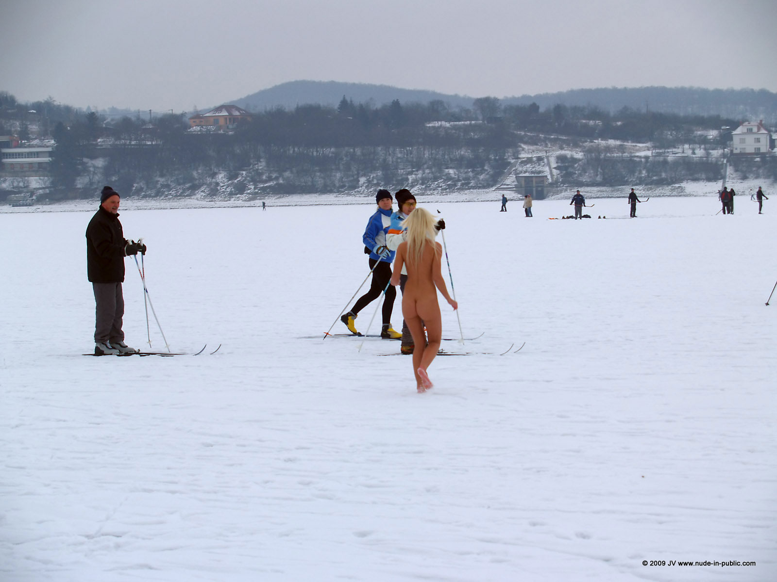 lola-winter-walk-naked-snow-blonde-nude-in-public-29