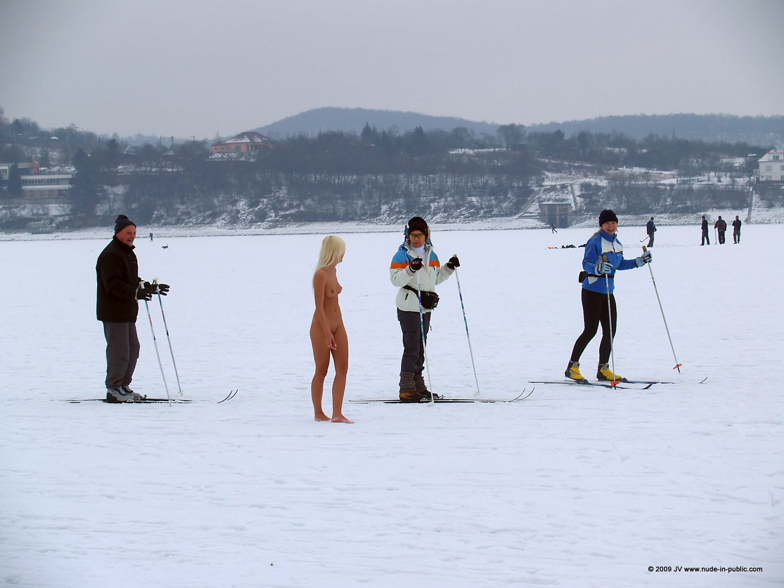lola-winter-walk-naked-snow-blonde-nude-in-public-32