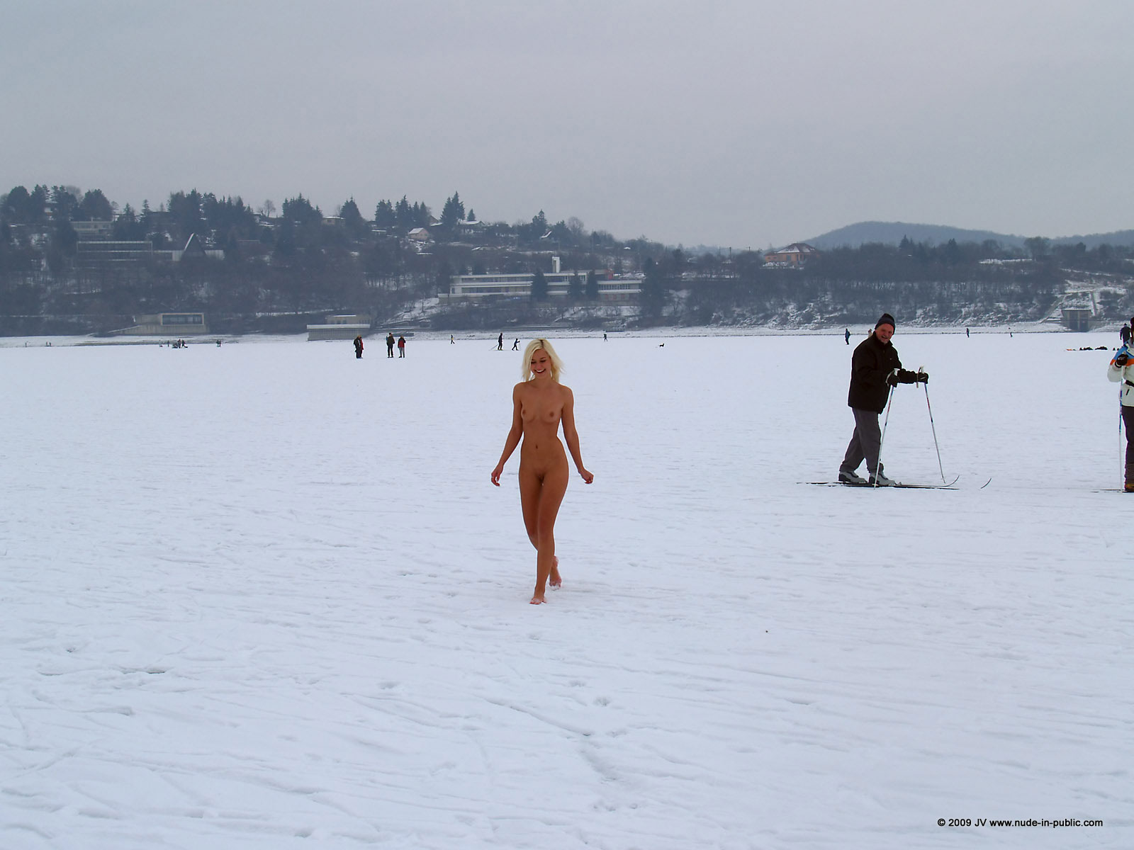 lola-winter-walk-naked-snow-blonde-nude-in-public-33