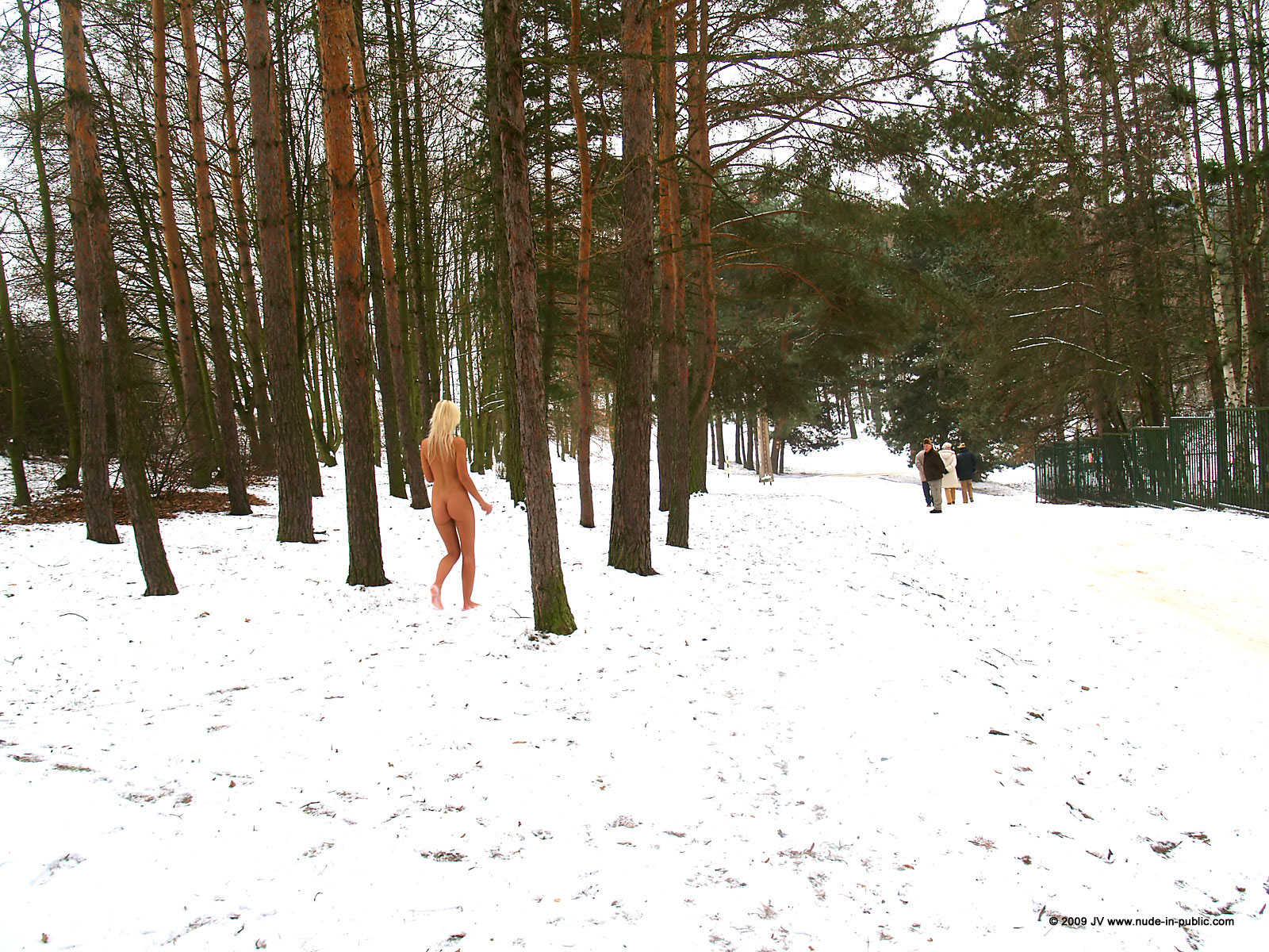 lola-winter-walk-naked-snow-blonde-nude-in-public-43