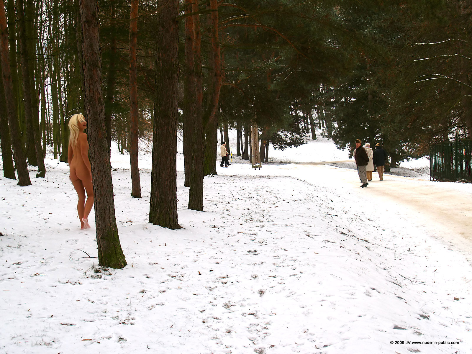 lola-winter-walk-naked-snow-blonde-nude-in-public-44