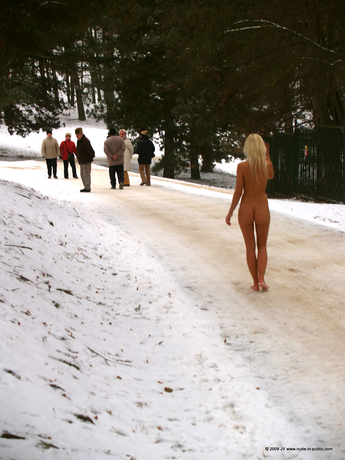 lola-winter-walk-naked-snow-blonde-nude-in-public-46