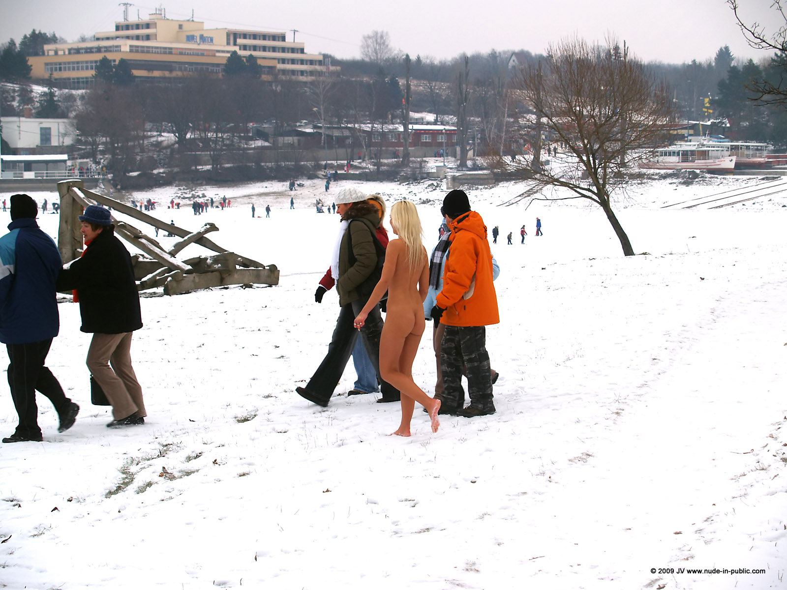 lola-winter-walk-naked-snow-blonde-nude-in-public-53