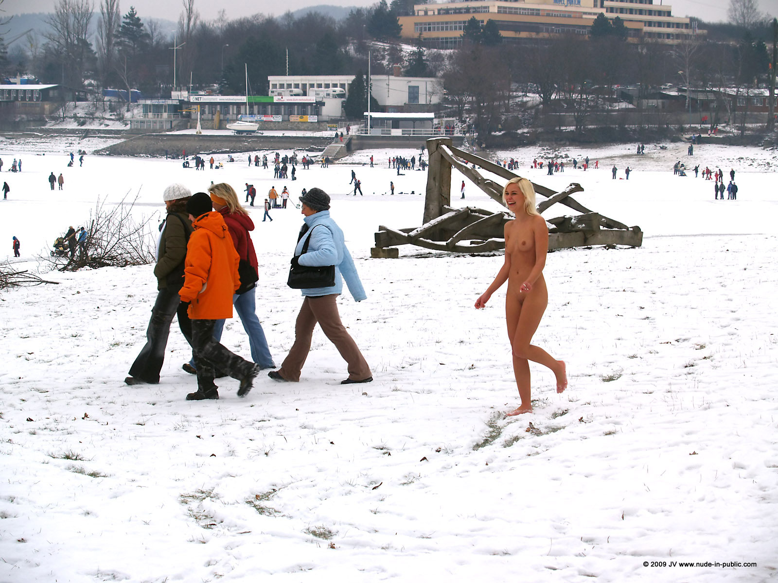 lola-winter-walk-naked-snow-blonde-nude-in-public-56