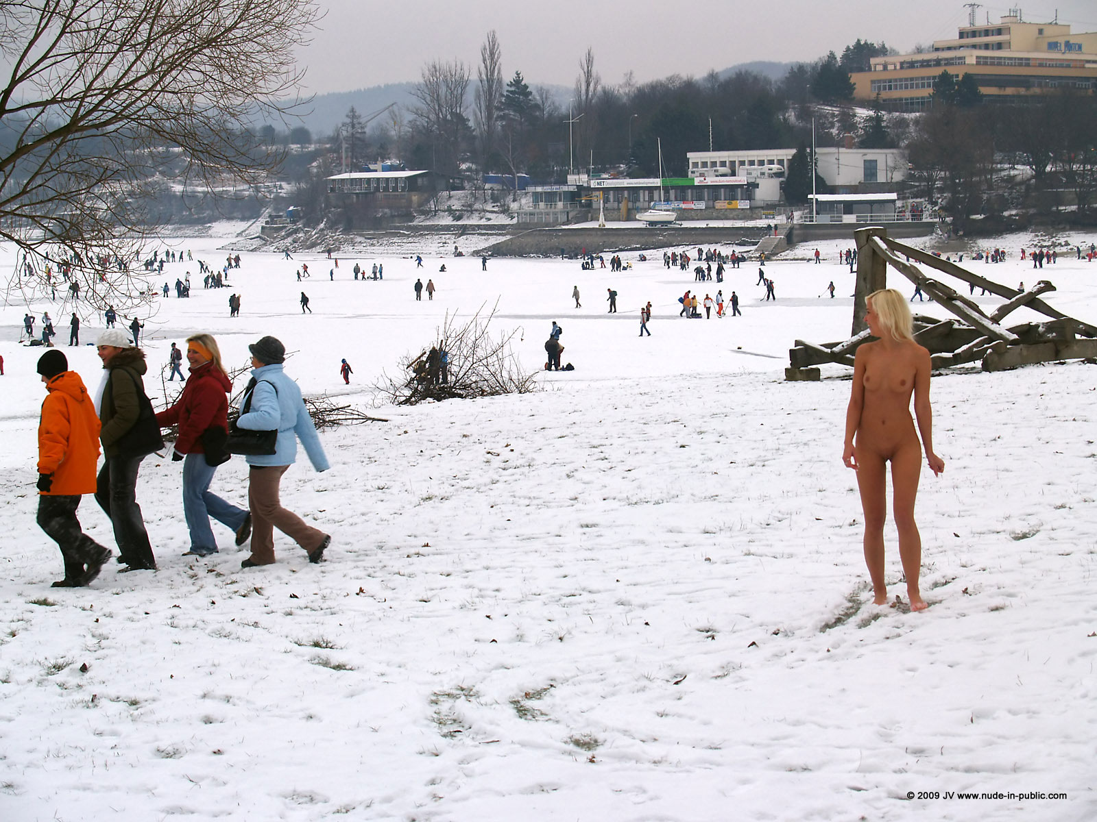 lola-winter-walk-naked-snow-blonde-nude-in-public-57