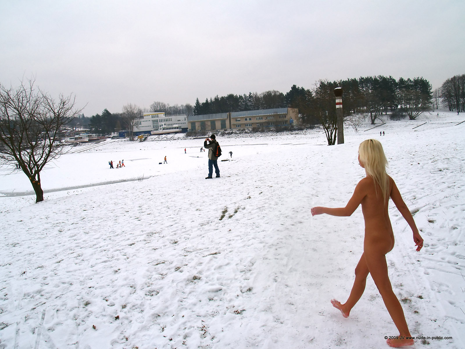 lola-winter-walk-naked-snow-blonde-nude-in-public-59