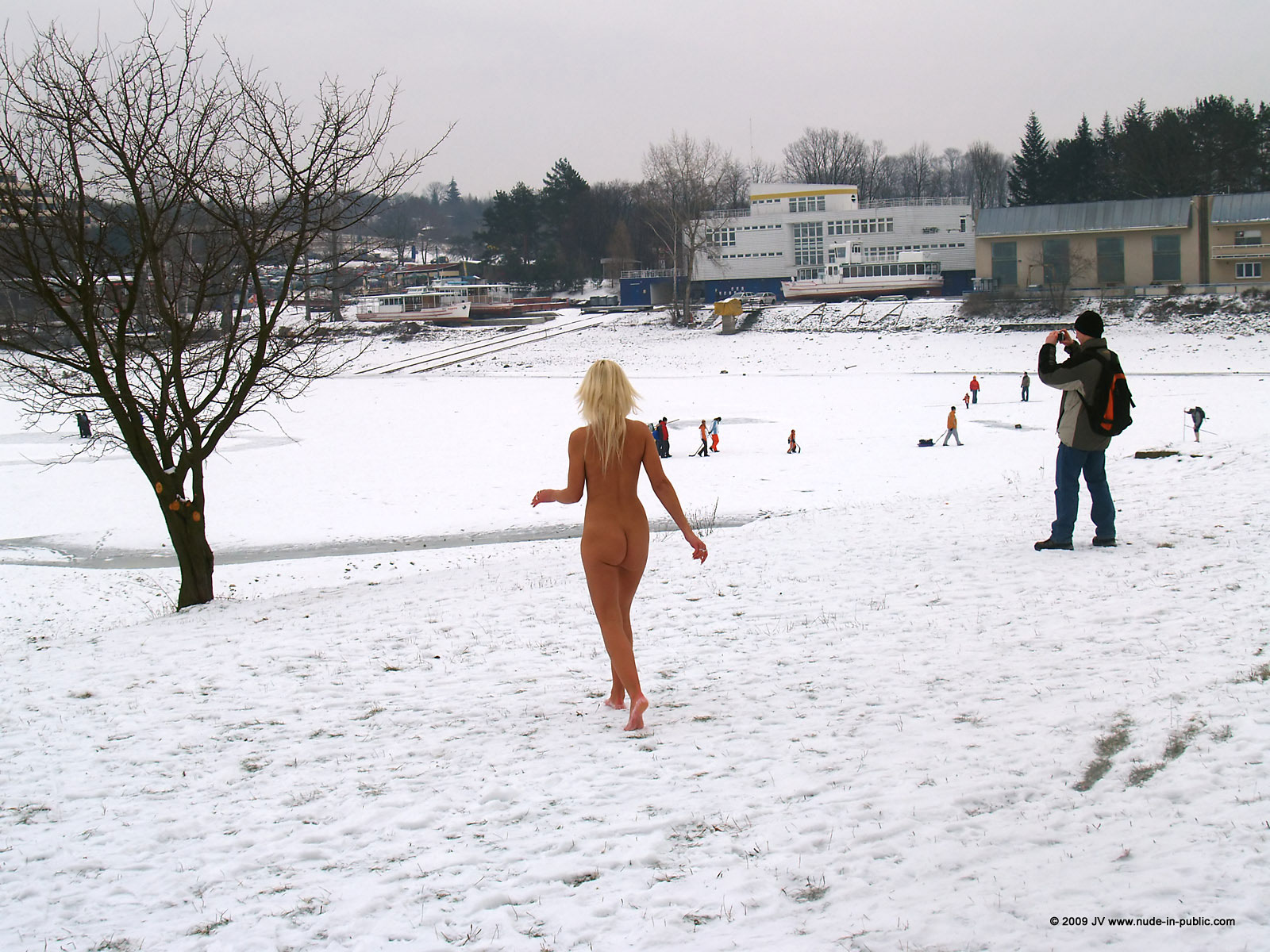 lola-winter-walk-naked-snow-blonde-nude-in-public-60