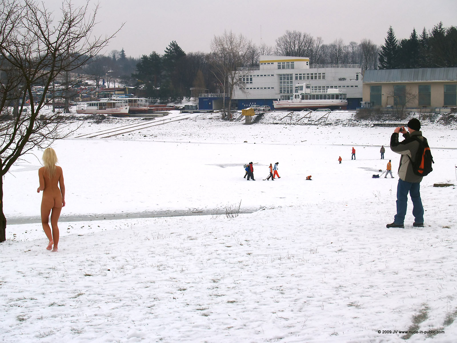 lola-winter-walk-naked-snow-blonde-nude-in-public-61