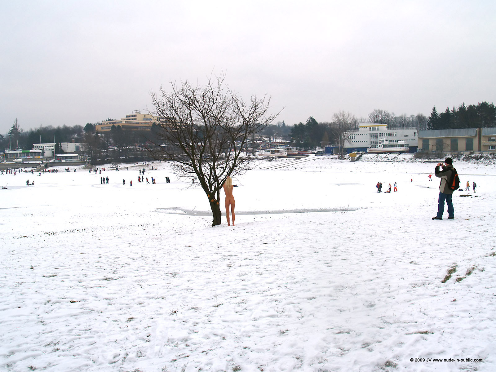 lola-winter-walk-naked-snow-blonde-nude-in-public-62